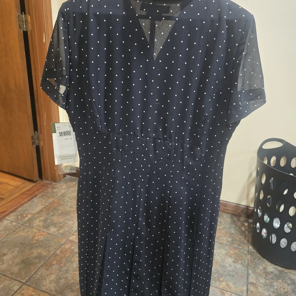 This Vintage is a Cynthia Howie navy blue polka dot midi dres - Picture 4 of 7